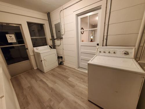 Central Louisville Gem King Size Bed in ไฮแลนด์ พาร์ค Central Louisville Gem King Size Bed in ไฮแลนด์ พาร์ค