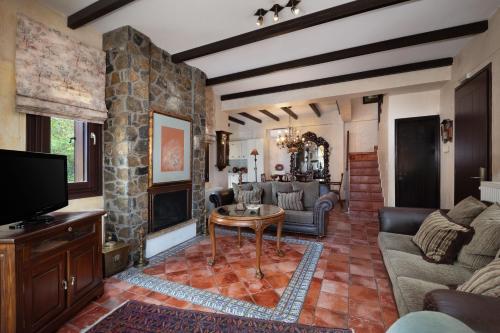 공용 라운지/TV 시청 구역, Ostra Menalon Luxury Suites in 카르다라스 (아르카디아) 공용 라운지/TV 시청 구역, Ostra Menalon Luxury Suites in 카르다라스 (아르카디아)
