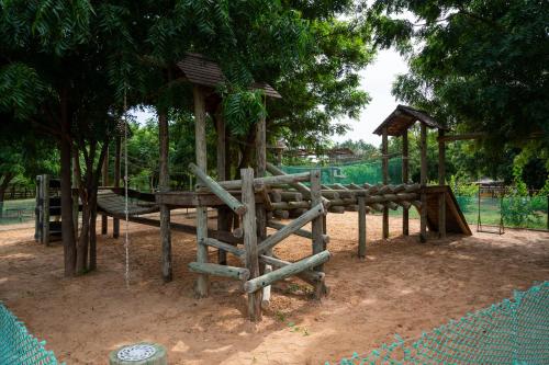 מגרש משחקים, Lodge du Ranch de Bandia in סינטיאן מגרש משחקים, Lodge du Ranch de Bandia in סינטיאן