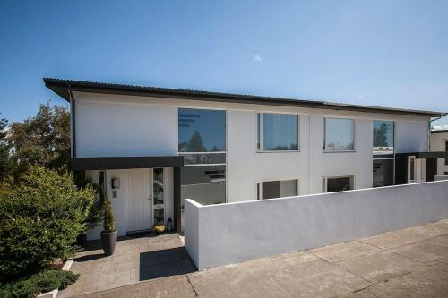 Bright house for 6 people, with hut tub in garden