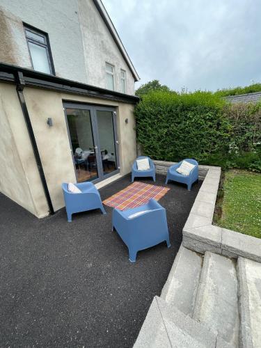 Erkély/terasz, Cheerful 2 bed house on Causeway Coastal Route with parking in Bellevue Erkély/terasz, Cheerful 2 bed house on Causeway Coastal Route with parking in Bellevue