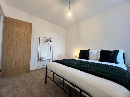 Entire Newly Renovated house -Southampton City - Private Driveway Parking - 4 Bedrooms 5 Beds Sleeps in Peartree Entire Newly Renovated house -Southampton City - Private Driveway Parking - 4 Bedrooms 5 Beds Sleeps in Peartree