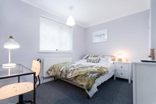 Large & Stylish 6 Bedroom, Long stays, Parking x6