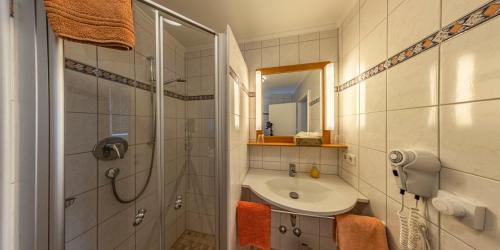 Bathroom, Landhaus Oberrainer in Aldersbach Bathroom, Landhaus Oberrainer in Aldersbach