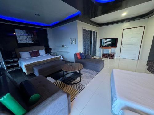 Phuenics de galera near Aninuan Falls Phuenics de galera near Aninuan Falls