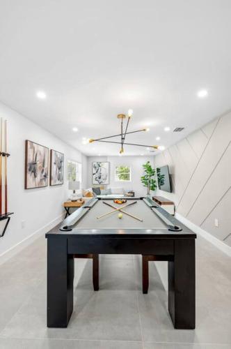 Canal front, 2 King Beds, Pool, Game Room in Cutler Bay Canal front, 2 King Beds, Pool, Game Room in Cutler Bay
