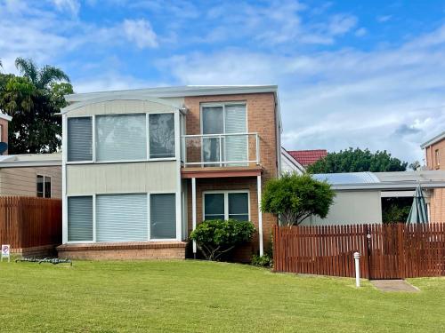 Sunset Beach House 100mtrs to the Beach 3 Bedroom in Port Stephens Sunset Beach House 100mtrs to the Beach 3 Bedroom in Port Stephens