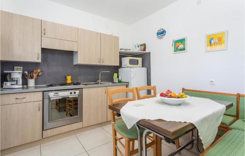 مطبخ, Lovely Apartment In Malinska With Wifi in ملنسكة مطبخ, Lovely Apartment In Malinska With Wifi in ملنسكة