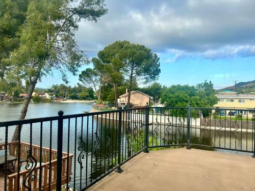 景觀, Lakefront House With Breath Taking Views in 阿古拉山 景觀, Lakefront House With Breath Taking Views in 阿古拉山