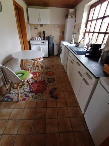 مطبخ, Reetdachhaus in Nordseenähe mit großem Garten (Reetdachhaus in Nordseenahe mit großem Garten) in Lunden مطبخ, Reetdachhaus in Nordseenähe mit großem Garten (Reetdachhaus in Nordseenahe mit großem Garten) in Lunden