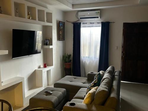 Shared lounge/TV area, Pura Vida CRC - NO PARKING in San Luis Shared lounge/TV area, Pura Vida CRC - NO PARKING in San Luis