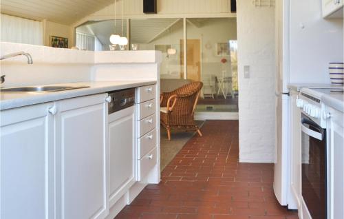 cuina, Pet Friendly Home In Hvide Sande in Hvide Sande cuina, Pet Friendly Home In Hvide Sande in Hvide Sande