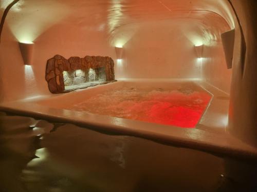 온수 욕조, Maranatha. Grotto & Boutique+Hydrotherapy in 오리엔테 온수 욕조, Maranatha. Grotto & Boutique+Hydrotherapy in 오리엔테