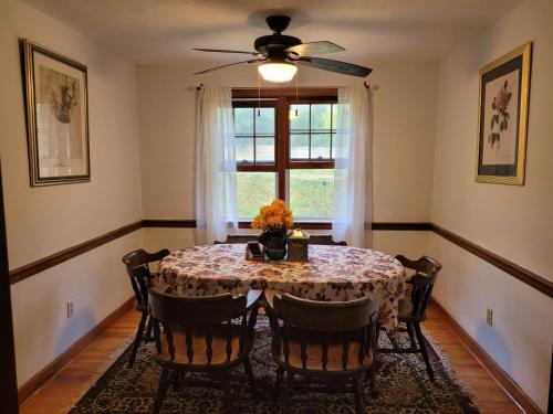 East Granby with AC and WiFi 3 minute to Bradley in Windsor East Granby with AC and WiFi 3 minute to Bradley in Windsor