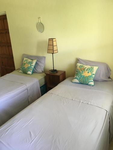 Private Room with Twin Beds AC nr Intl Airpt and Beach in Benteng Vieux Private Room with Twin Beds AC nr Intl Airpt and Beach in Benteng Vieux