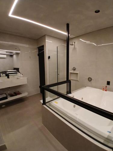 ห้องน้ำ, Motel Marselha 6 in เซาลูกัส ห้องน้ำ, Motel Marselha 6 in เซาลูกัส