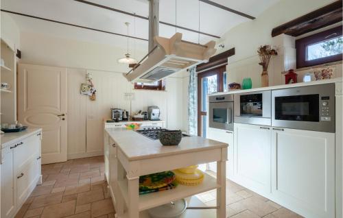 6 Bedroom Beautiful Home In Treia