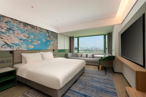 Guestroom, Holiday Inn Wuhan Riverside By IHG in Wuhan Guestroom, Holiday Inn Wuhan Riverside By IHG in Wuhan