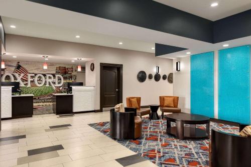 ล็อบบี้, ลา ควินตา อินน์ แอนด์ สวีท บาย วินด์แฮม ออกซ์ฟอร์ด - แอนนิสตัน (La Quinta Inn & Suites by Wyndham Oxford - Anniston) in อ็อกซ์ฟอร์ด (AL) ล็อบบี้, ลา ควินตา อินน์ แอนด์ สวีท บาย วินด์แฮม ออกซ์ฟอร์ด - แอนนิสตัน (La Quinta Inn & Suites by Wyndham Oxford - Anniston) in อ็อกซ์ฟอร์ด (AL)