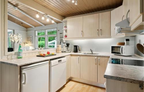 cuina, Awesome Home In Glesborg With Wifi in Glesborg cuina, Awesome Home In Glesborg With Wifi in Glesborg