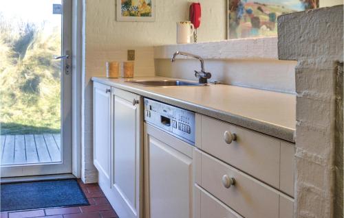 cuina, Pet Friendly Home In Hvide Sande in Hvide Sande cuina, Pet Friendly Home In Hvide Sande in Hvide Sande