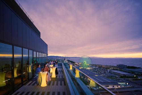 Bar/lounge, OMO Kansai Airport by Hoshino Resorts in Izumisano Bar/lounge, OMO Kansai Airport by Hoshino Resorts in Izumisano