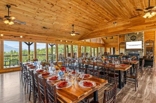Gatlinburg Mansion Cabin in Pittman Center Gatlinburg Mansion Cabin in Pittman Center