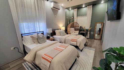 침대, Villa on the Rocks Fast Wi-Fi 5 mins to beach AC & 55 TV in all rooms in 팰머스 침대, Villa on the Rocks Fast Wi-Fi 5 mins to beach AC & 55 TV in all rooms in 팰머스