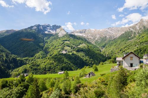 Oprema, Mountain Views In Camedo - Happy Rentals in Borgnone Oprema, Mountain Views In Camedo - Happy Rentals in Borgnone