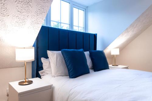 Cosy Deluxe 3 Bed House - Free Parking - Sleeps 9