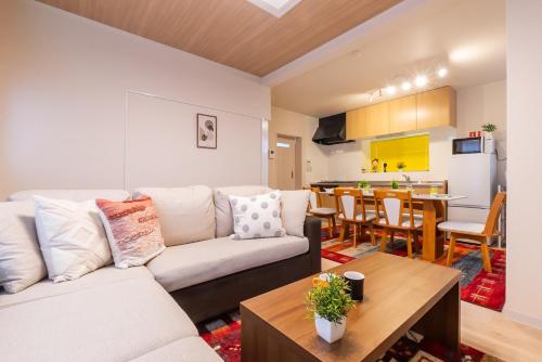 Shared lounge/TV area, 名古屋まで車で20分 駐車場があります 9名まで可 観光便利 in Oharu Shared lounge/TV area, 名古屋まで車で20分 駐車場があります 9名まで可 観光便利 in Oharu
