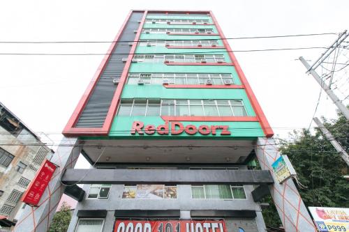 Exterior view, RedDoorz near Quiapo Church Manila near Legarda 2 MRT Station Exterior view, RedDoorz near Quiapo Church Manila near Legarda 2 MRT Station