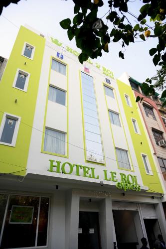 Entrance, Hotel Le Roi Express @ Karol Bagh in Karol Bagh Entrance, Hotel Le Roi Express @ Karol Bagh in Karol Bagh