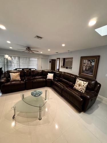 Modern Miami Oversized 3 Bedroom in Central Location in Westchester Modern Miami Oversized 3 Bedroom in Central Location in Westchester