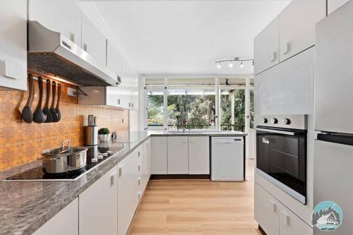 Konyha, Modern House with Spacious Backyard in Telopea in Dundas Valley Konyha, Modern House with Spacious Backyard in Telopea in Dundas Valley