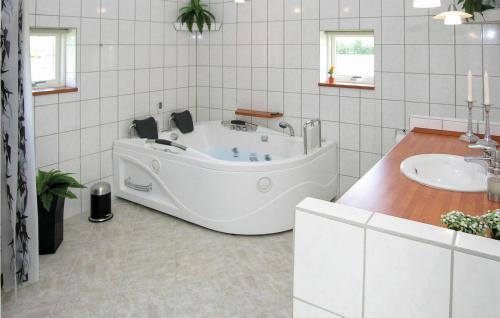 Bathroom, Holiday Home Stikkelsbærvej Tarm Iv in Hemmet Bathroom, Holiday Home Stikkelsbærvej Tarm Iv in Hemmet