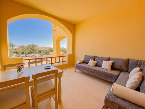 Bright apartment with large balcony & lagoon