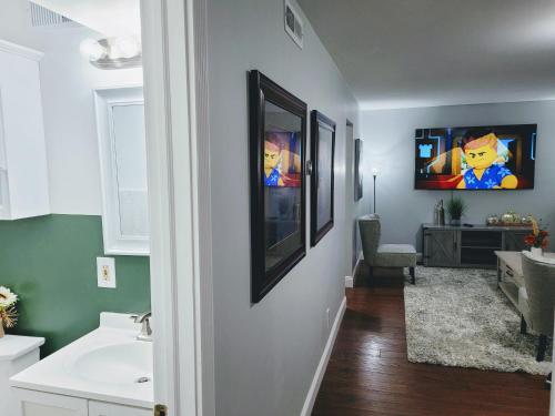 共用Lounge/電視區, Nice and cozy, house with private parking, yard in 紐約州西塞尼卡 (NY) 共用Lounge/電視區, Nice and cozy, house with private parking, yard in 紐約州西塞尼卡 (NY)