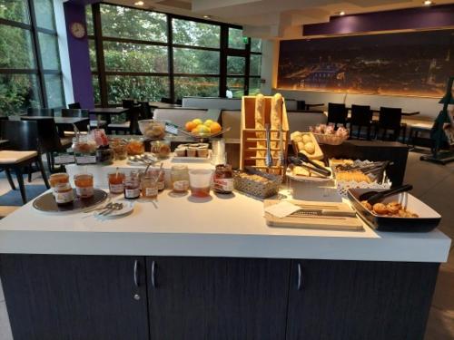 Food and beverages, Brit Hotel Confort Rouen Centre in Rouen Food and beverages, Brit Hotel Confort Rouen Centre in Rouen