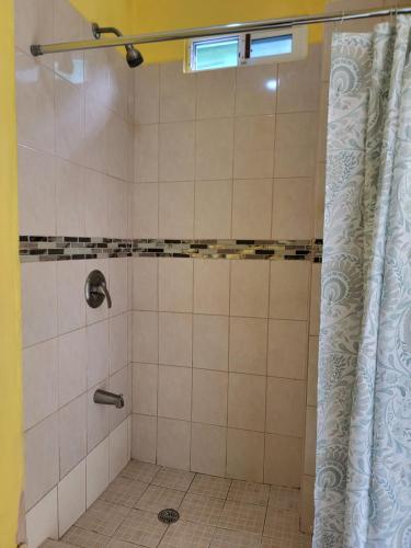 Ντους, Belize Maya Cabaña (Belize Maya Cabana) in Μπελίζε Σίτι Ντους, Belize Maya Cabaña (Belize Maya Cabana) in Μπελίζε Σίτι