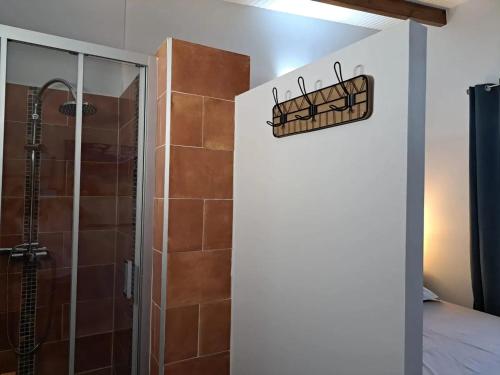 Баня, Bungalow cosy avec jardin au Gosier, 40 m² in Saint-Felix Баня, Bungalow cosy avec jardin au Gosier, 40 m² in Saint-Felix