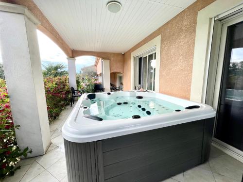 Private swimming pool & jacuzzi magnifique villa provencale in Livron-sur-Drome Private swimming pool & jacuzzi magnifique villa provencale in Livron-sur-Drome