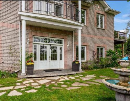 Summer Getaway with Pool and Nearby Attractions in Cobourg (ON) Summer Getaway with Pool and Nearby Attractions in Cobourg (ON)