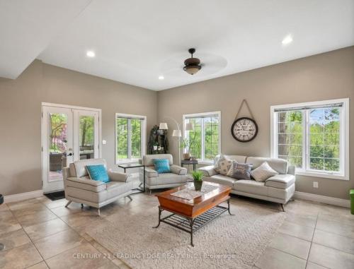 Létesítmények, Summer Getaway with Pool and Nearby Attractions in Cobourg (ON) Létesítmények, Summer Getaway with Pool and Nearby Attractions in Cobourg (ON)