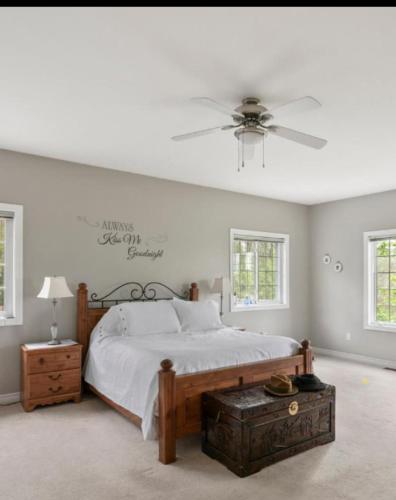 Summer Getaway with Pool and Nearby Attractions in Cobourg (ON) Summer Getaway with Pool and Nearby Attractions in Cobourg (ON)