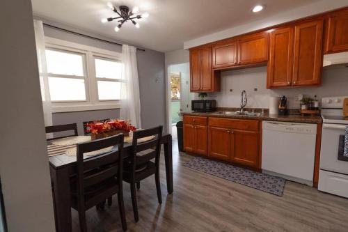 Mi Casa Su Casa, 28 minutes from Lambeau Field! in Kimberly (WI) Mi Casa Su Casa, 28 minutes from Lambeau Field! in Kimberly (WI)