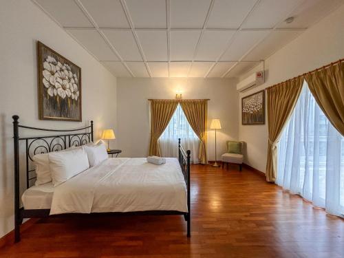 PRIME Location - 5 Mins Walk to Shops & Eateries!