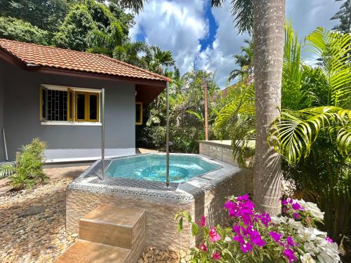 Swimming pool, Cozy Garden Cottage near Dragon Crest Swimming pool, Cozy Garden Cottage near Dragon Crest