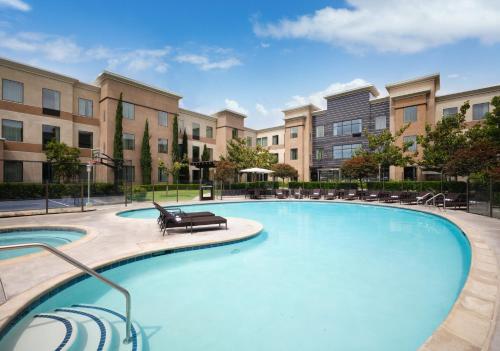 游泳池, Holiday Inn Carlsbad/San Diego By IHG in 卡爾斯巴德 游泳池, Holiday Inn Carlsbad/San Diego By IHG in 卡爾斯巴德