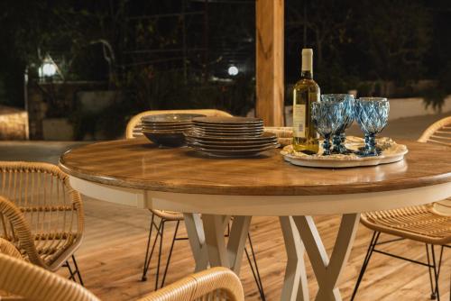 طعام و مشروبات, Happy Villa with Pool - Ideal Villa for Large Groups Near Laganas With a Pool Perfectly Combining Na in Ploumari طعام و مشروبات, Happy Villa with Pool - Ideal Villa for Large Groups Near Laganas With a Pool Perfectly Combining Na in Ploumari